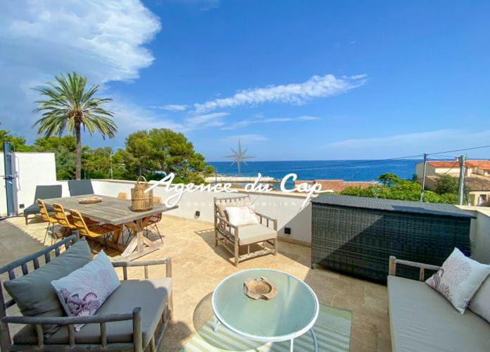 Rooftop apartment t3 of 100sqm comprising 2 bedrooms with a beautiful sea view, in les issambres (0)