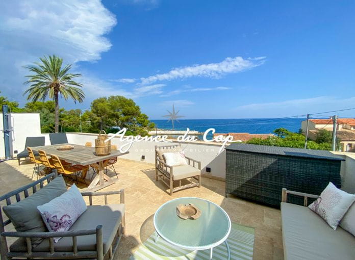 Rooftop apartment t3 of 100sqm comprising 2 bedrooms with a beautiful sea view, in les Issambres