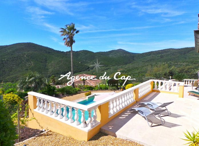 Sea view villa 177sqm 7 rooms with 4 bedrooms, swimming pool garage and car port, in les Issambres