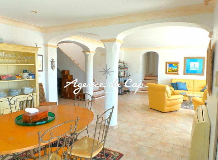 Sea view villa 177sqm 7 rooms with 4 bedrooms, swimming pool garage and car port, in les Issambres