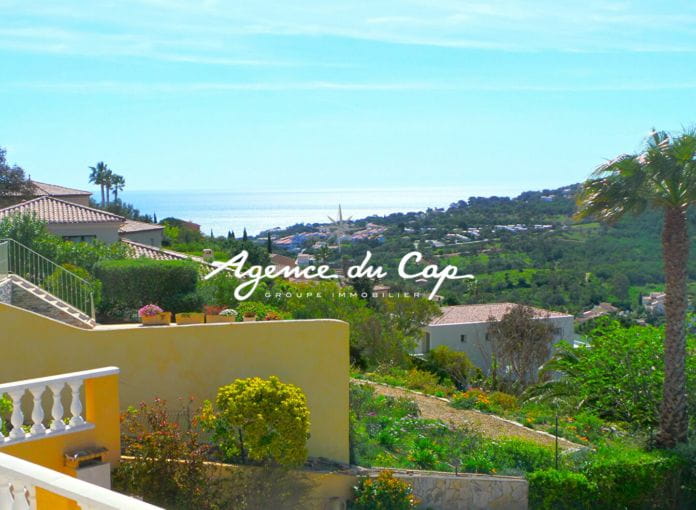 Sea view villa 177sqm 7 rooms with 4 bedrooms, swimming pool garage and car port, in les Issambres