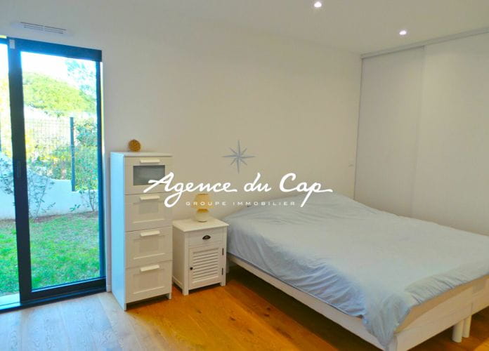 à vendre appartement t3 rez de jardin avec 2 chambres et garage, avec vue mer, à  pieds des plages des issambres (13)