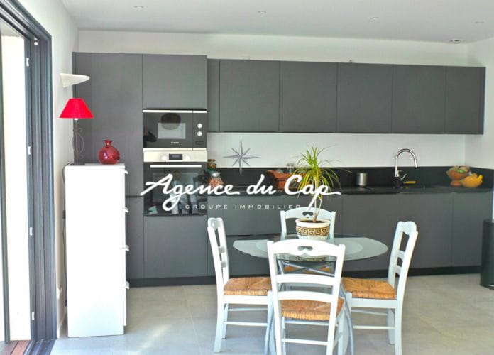 à vendre appartement t3 rez de jardin avec 2 chambres et garage, avec vue mer, à  pieds des plages des issambres (7)