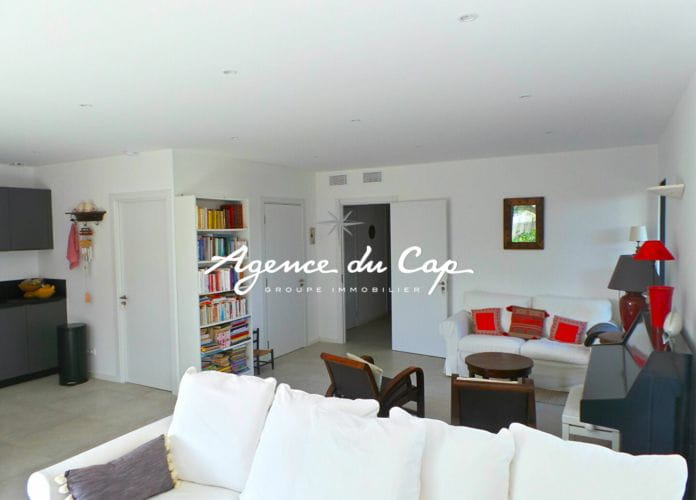 à vendre appartement t3 rez de jardin avec 2 chambres et garage, avec vue mer, à  pieds des plages des issambres (9)