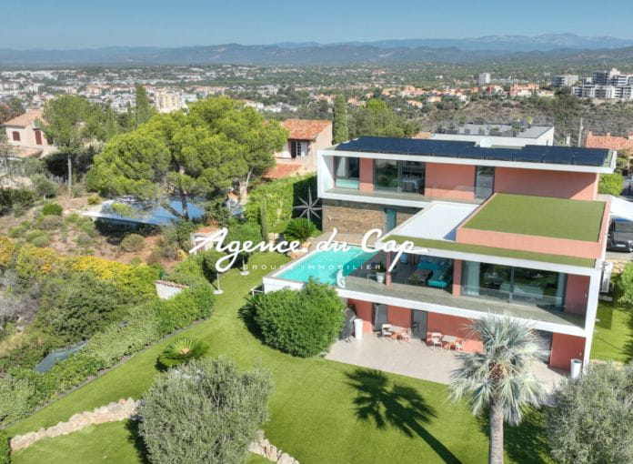 Villa contemporaine dominante 8 pieces piscine garage et vue mer panoramique a Saint-Raphaël