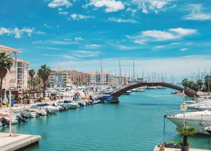 Three-room apartment of 68sqm with 2 bedrooms and terrace view on the port of fréjus (1)