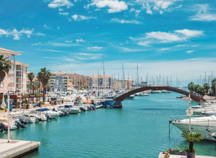 Three-room apartment of 68sqm with 2 bedrooms and terrace view on the port of Fréjus