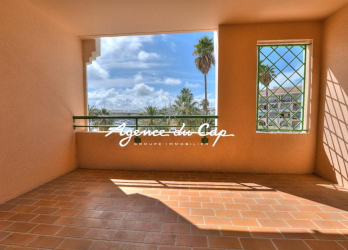 Three-room apartment of 68sqm with 2 bedrooms and terrace view on the port of fréjus (2)