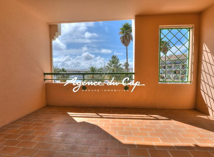 Three-room apartment of 68sqm with 2 bedrooms and terrace view on the port of Fréjus