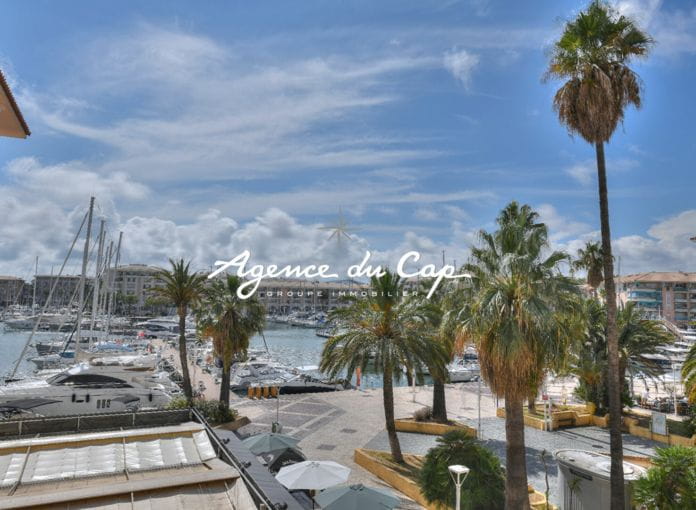 Three-room apartment of 68sqm with 2 bedrooms and terrace view on the port of Fréjus