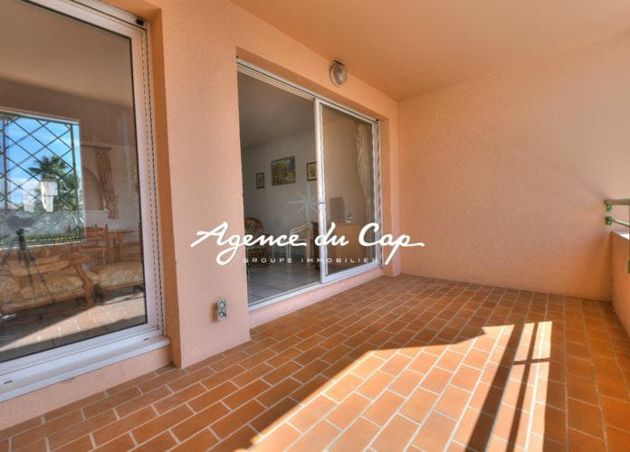 Three-room apartment of 68sqm with 2 bedrooms and terrace view on the port of fréjus (9)