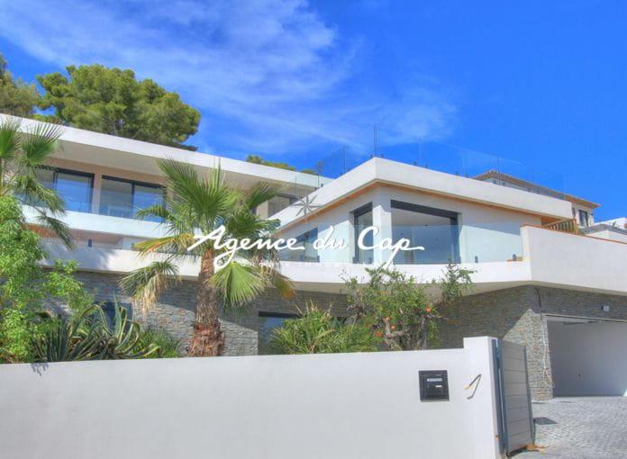 For sale: contemporary villa of 350sqm 8 rooms with sea view, walk to the beaches and shops of issambre