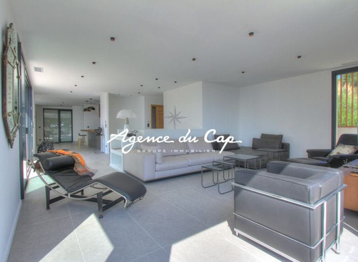 For sale: contemporary villa of 350sqm 8 rooms with sea view, walk to the beaches and shops of issambre