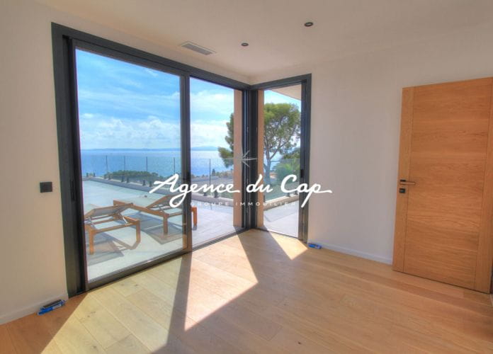 à vendre villa contemporaine de 350m² 8 pièces avec vue mer, à pied des plages et des commerces des issambre (11)