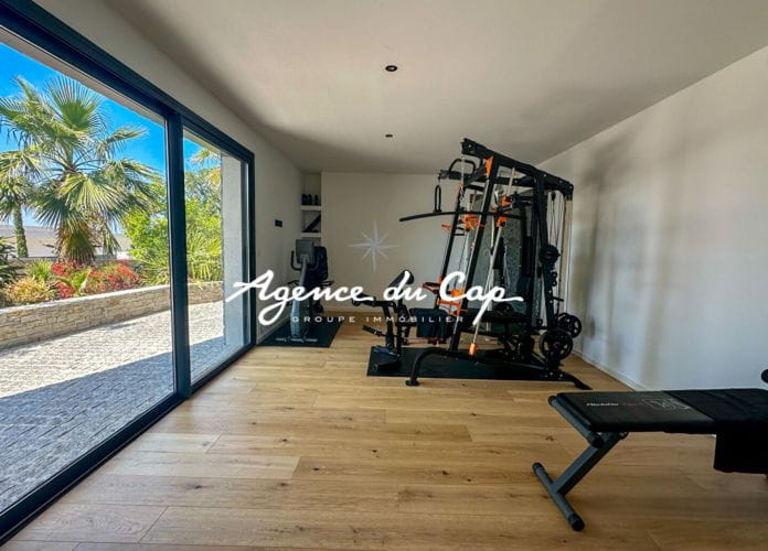 à vendre villa contemporaine de 350m² 8 pièces avec vue mer, à pied des plages et des commerces des issambre (15)