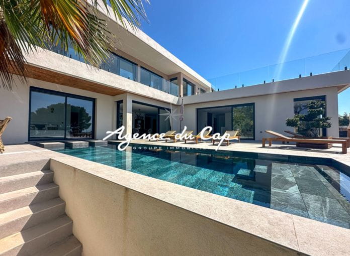 À vendre villa contemporaine de 350m² 8 pièces avec vue mer, à pied des plages et des commerces des issambre