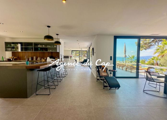 à vendre villa contemporaine de 350m² 8 pièces avec vue mer, à pied des plages et des commerces des issambre (3)