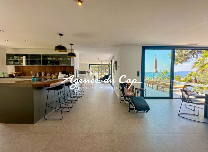 À vendre villa contemporaine de 350m² 8 pièces avec vue mer, à pied des plages et des commerces des issambre