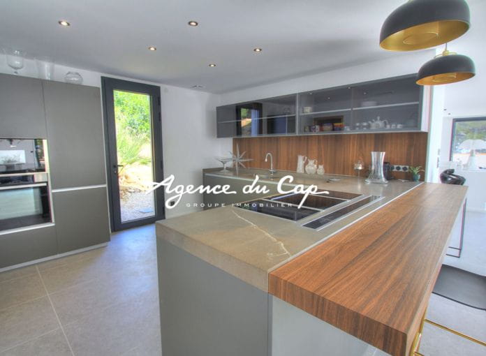 À vendre villa contemporaine de 350m² 8 pièces avec vue mer, à pied des plages et des commerces des issambre