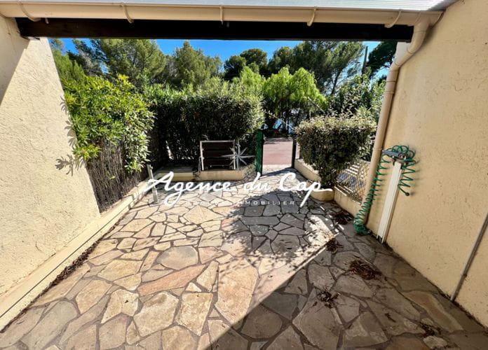 For sale garden level studio 100m from the beaches of les issambres (4)