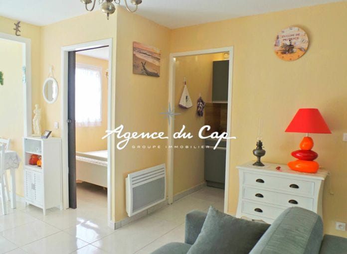 2 room apartment for sale with possibility of a garage in the basement, located in the town center of saint aygulf within walking distance of shops