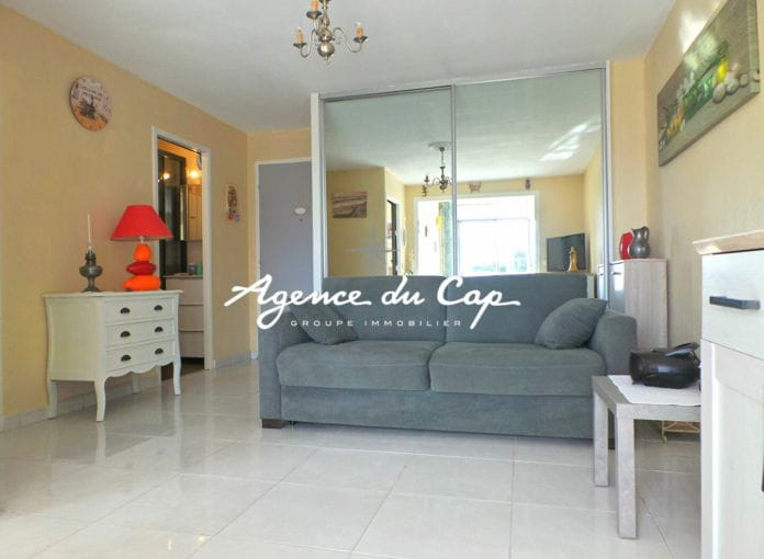 2 room apartment for sale with possibility of a garage in the basement, located in the town center of saint aygulf within walking distance of shops