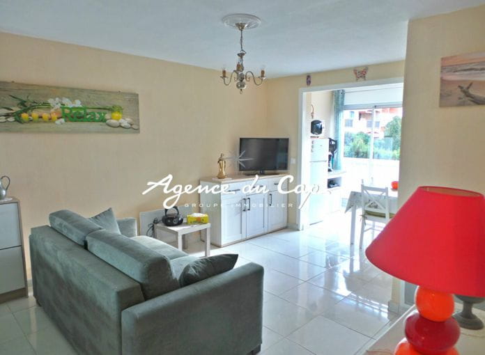 2 room apartment for sale with possibility of a garage in the basement, located in the town center of saint aygulf within walking distance of shops