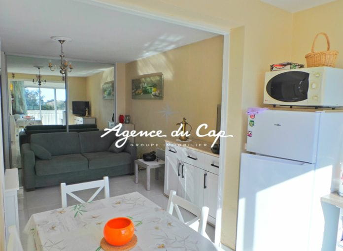 2 room apartment for sale with possibility of a garage in the basement, located in the town center of saint aygulf within walking distance of shops