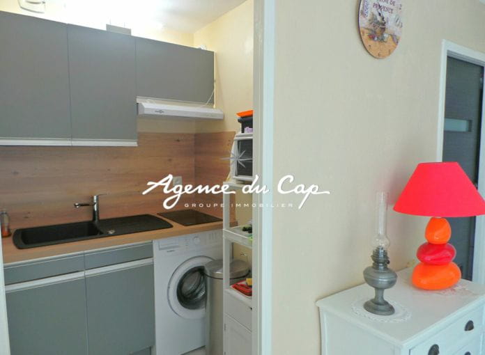 2 room apartment for sale with possibility of a garage in the basement, located in the town center of saint aygulf within walking distance of shops