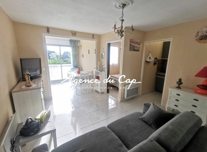 2 room apartment for sale with possibility of a garage in the basement, located in the town center of saint aygulf within walking distance of shops