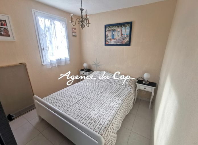 2 room apartment for sale with possibility of a garage in the basement, located in the town center of saint aygulf within walking distance of shops