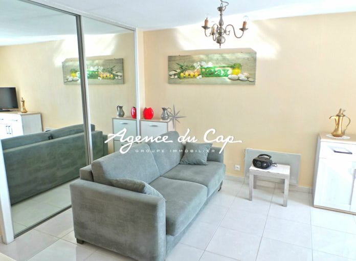 2 room apartment for sale with possibility of a garage in the basement, located in the town center of saint aygulf within walking distance of shops