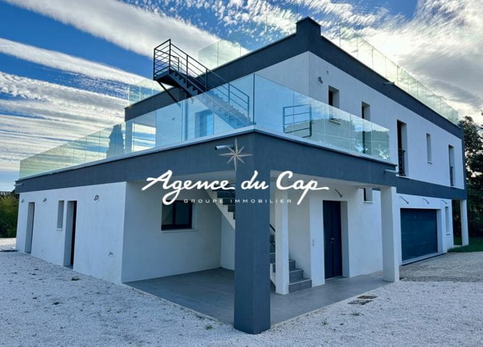 Contemporary villa of 258 sqm 7 rooms, with sea view, on foot of the beaches in les issambres (11)