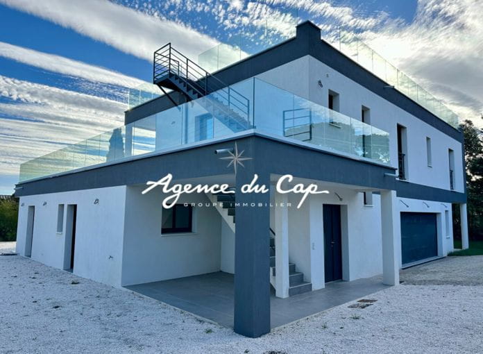 Contemporary villa of 258 sqm 7 rooms, with sea view, on foot of the beaches in les Issambres