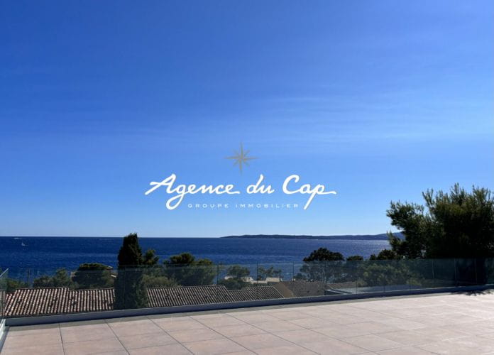 Contemporary villa of 258 sqm 7 rooms, with sea view, on foot of the beaches in les issambres (12)