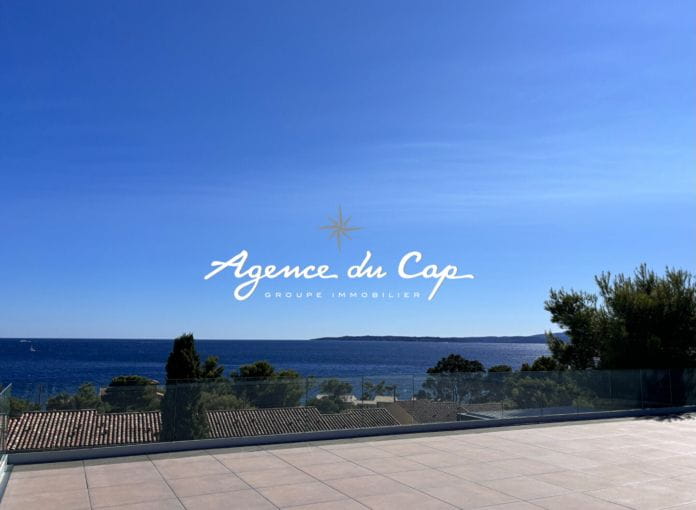 Contemporary villa of 258 sqm 7 rooms, with sea view, on foot of the beaches in les Issambres