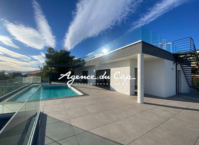 Contemporary villa of 258 sqm 7 rooms, with sea view, on foot of the beaches in les Issambres