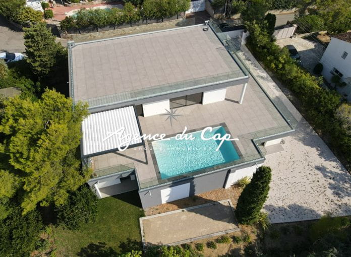 Contemporary villa of 258 sqm 7 rooms, with sea view, on foot of the beaches in les Issambres