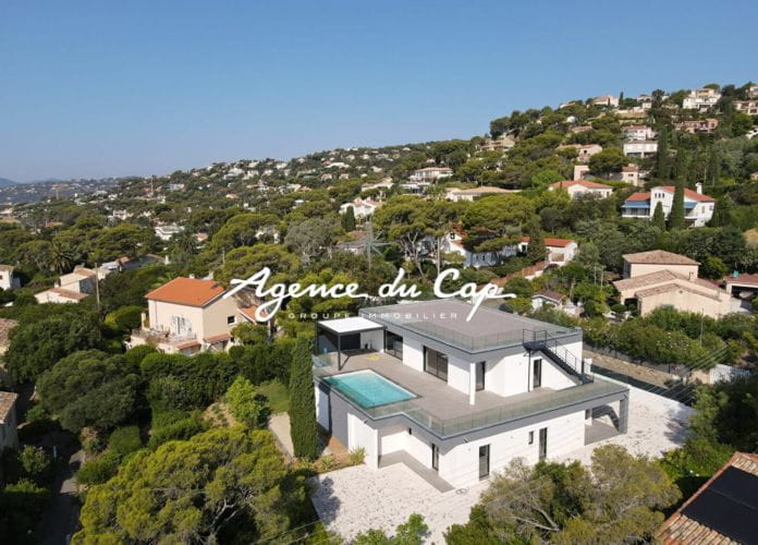 Contemporary villa of 258 sqm 7 rooms, with sea view, on foot of the beaches in les issambres (4)