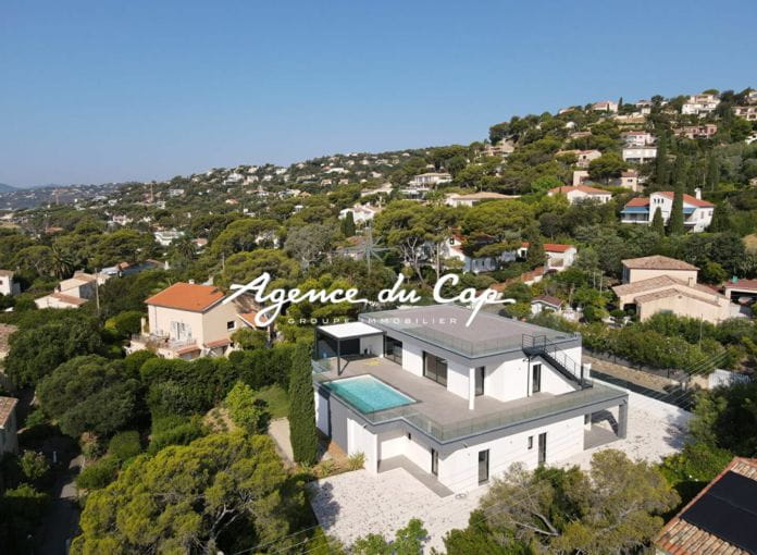 Contemporary villa of 258 sqm 7 rooms, with sea view, on foot of the beaches in les Issambres