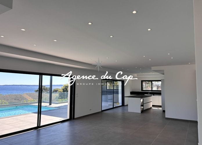 Contemporary villa of 258 sqm 7 rooms, with sea view, on foot of the beaches in les issambres (5)