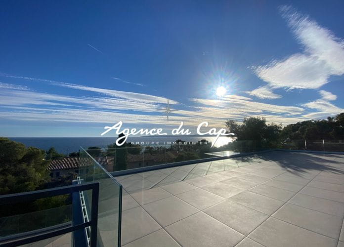 Contemporary villa of 258 sqm 7 rooms, with sea view, on foot of the beaches in les issambres (0)