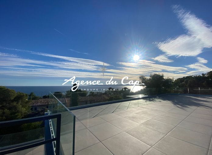 Contemporary villa of 258 sqm 7 rooms, with sea view, on foot of the beaches in les Issambres