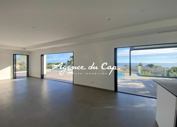 Contemporary villa of 258 sqm 7 rooms, with sea view, on foot of the beaches in les issambres (7)