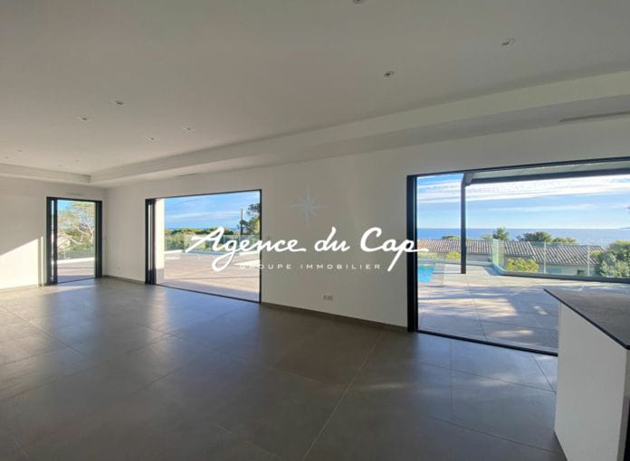 Contemporary villa of 258 sqm 7 rooms, with sea view, on foot of the beaches in les Issambres