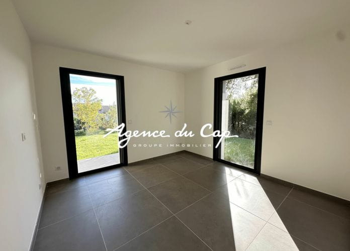 Contemporary villa of 258 sqm 7 rooms, with sea view, on foot of the beaches in les issambres (9)