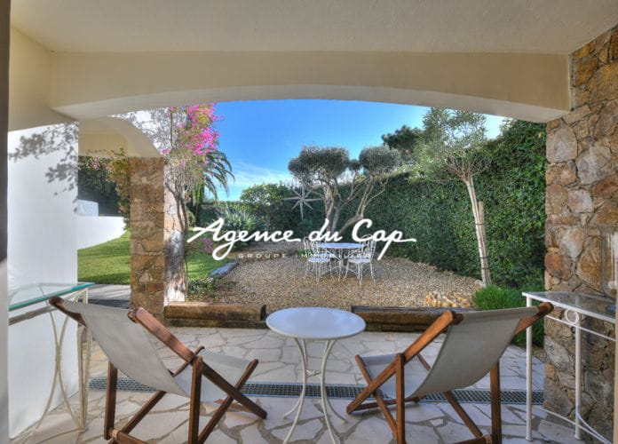 Provencal villa for sale of 177 sqm, comprising 6 rooms with sea view on the gulf of saint-tropez, in les issambres (13)