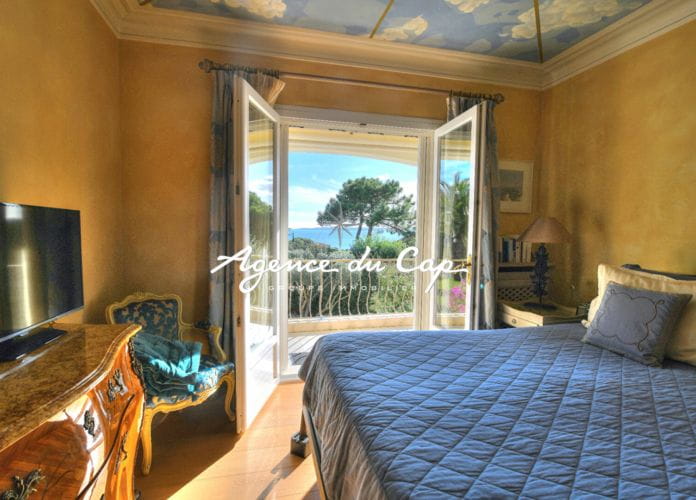 Provencal villa for sale of 177 sqm, comprising 6 rooms with sea view on the gulf of saint-tropez, in les issambres (9)