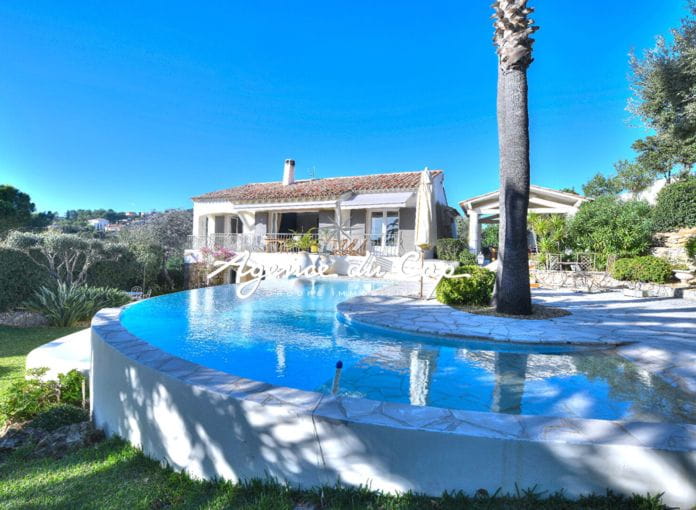 Villa provençale à vendre de 177 m², comprenant 6 pièces avec vue mer sur le golfe de saint-tropez, aux Issambres