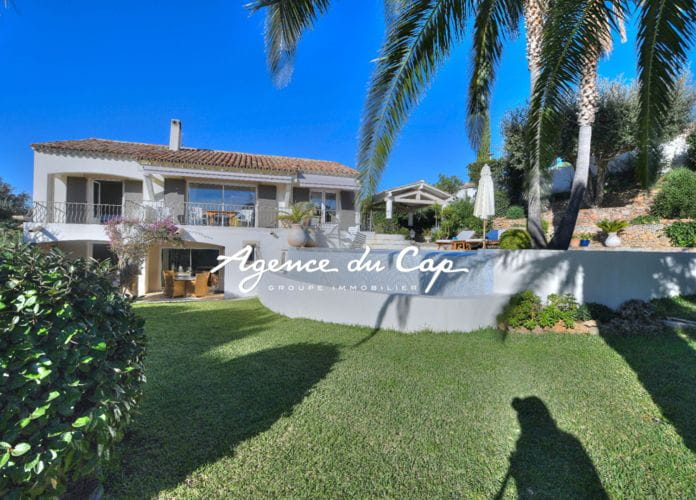 Villa provençale à vendre de 177 m², comprenant 6 pièces avec vue mer sur le golfe de saint-tropez, aux issambres (2)